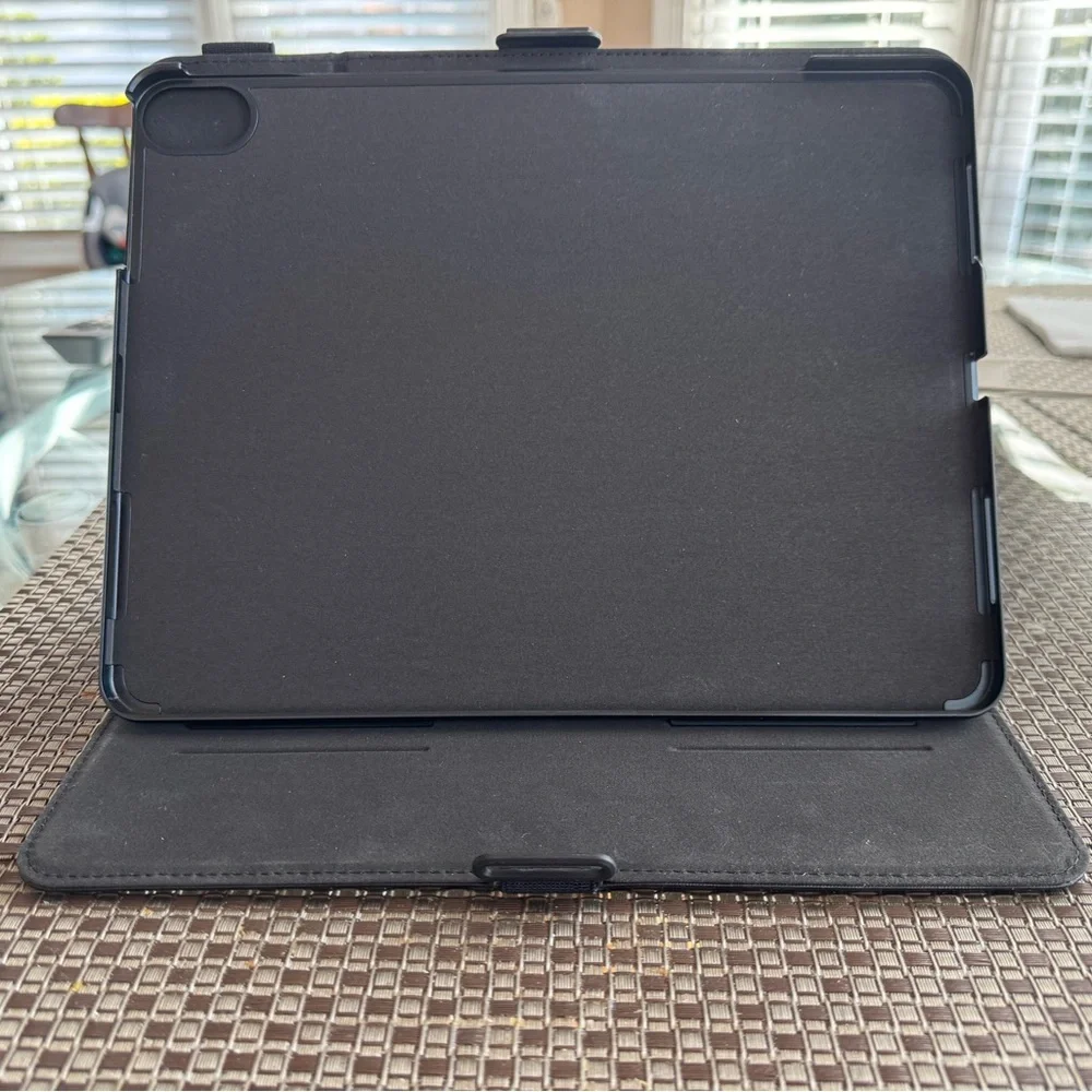 NWT Speck Balance Folio for iPad Air 13